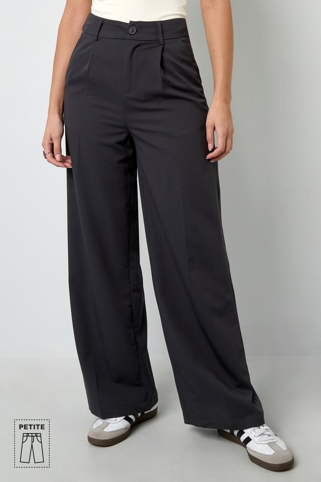 Pantalone blu basic.